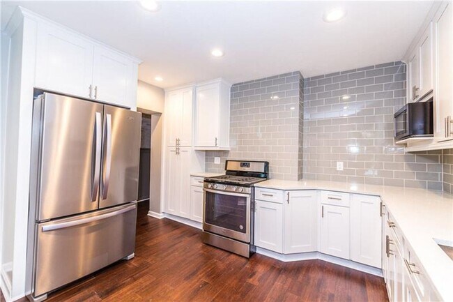 Building Photo - Beautiful 2 bed, 2.5 bath luxury home in S...