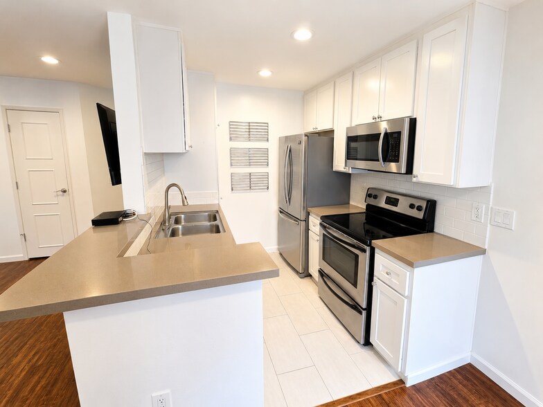 Building Photo - 1351 N Orange Dr