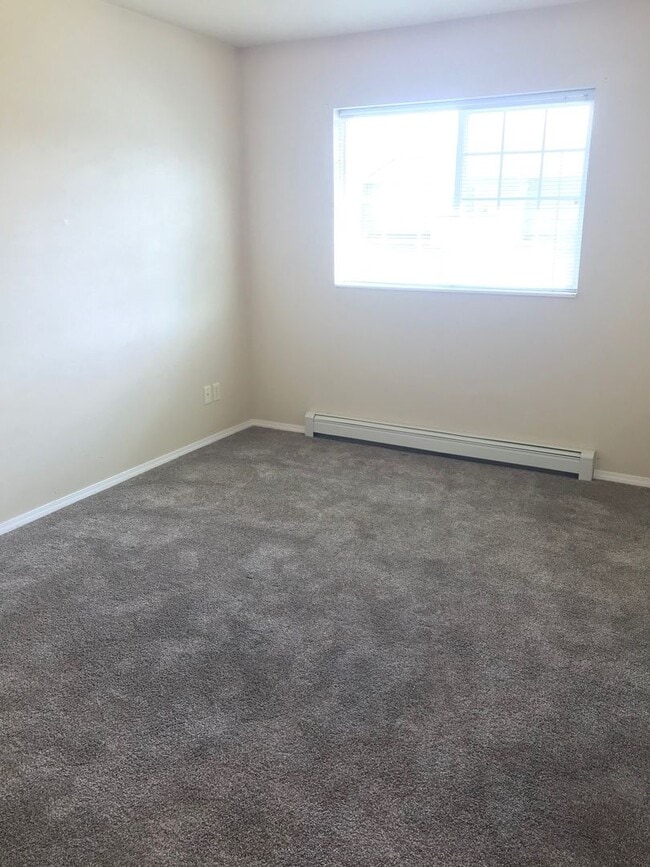 Building Photo - 2 Bedroom 1.5 Bathroom apartment Centrally located
