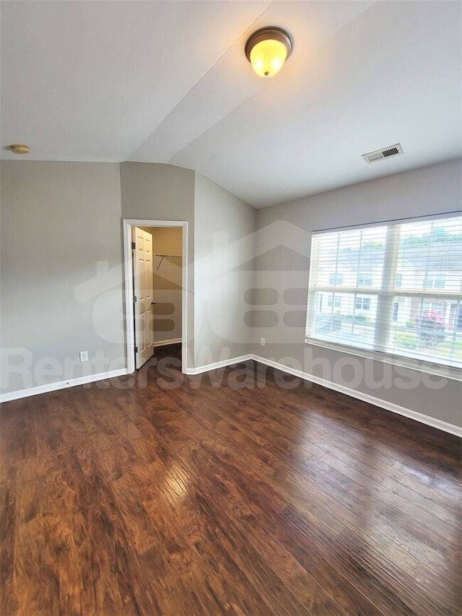 Building Photo - Cozy townhouse in convenient location!
