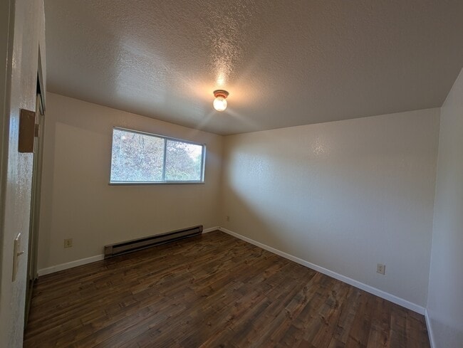 Building Photo - 84 SE Grape Ave