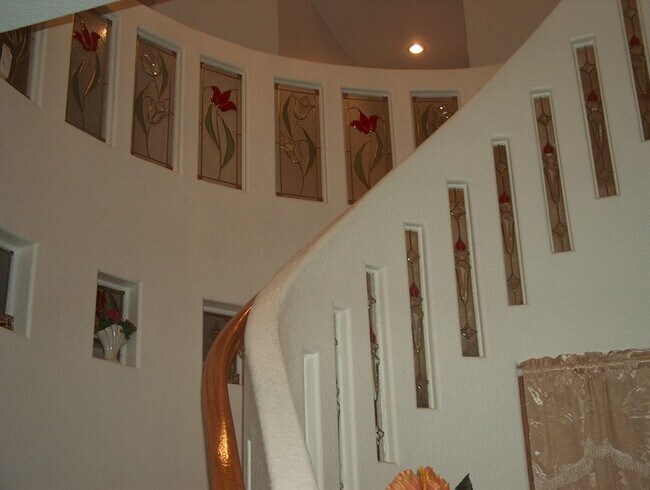 Building Photo - Centrally Located Custom Home each bedroom...