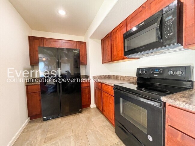 Building Photo - 4 Bed, 4 Bath Townhome with Fenced Yard & Garage / Available Soon!