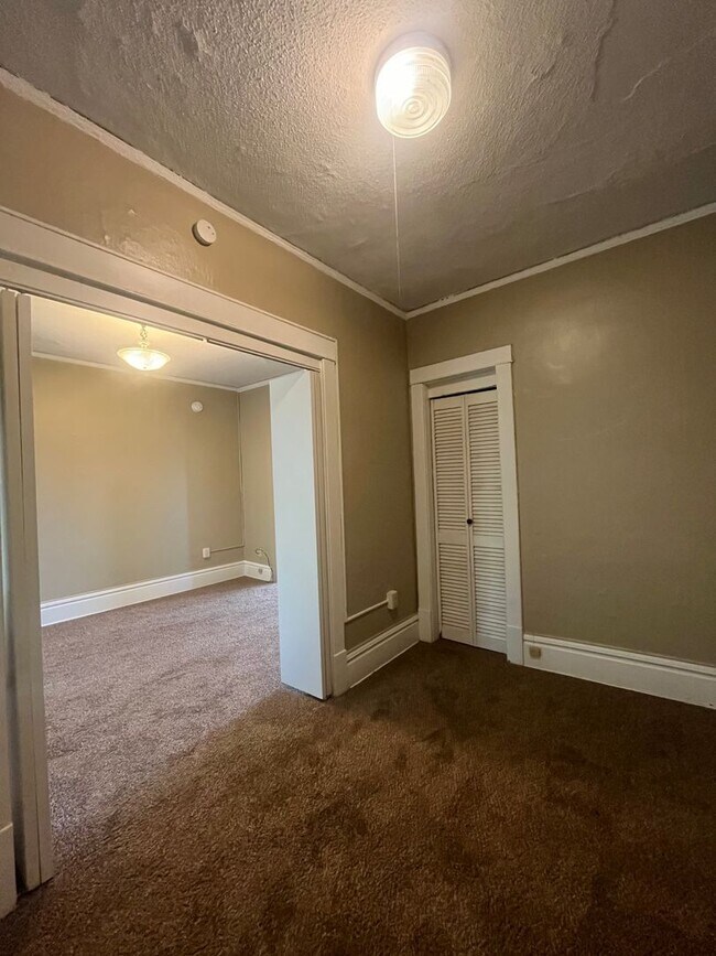 Building Photo - 469 Herschel St