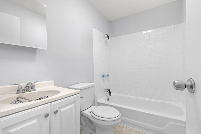 Building Photo - 2 Bedroom Rental In McElderry Park Vouchers Accepted and Poor Credit Considered