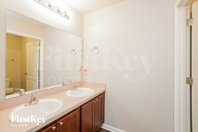 Building Photo - 3526 Summit Oaks Dr