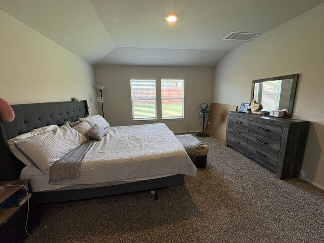 Building Photo - 4 Bedroom 2 Bath in Mesa Verde