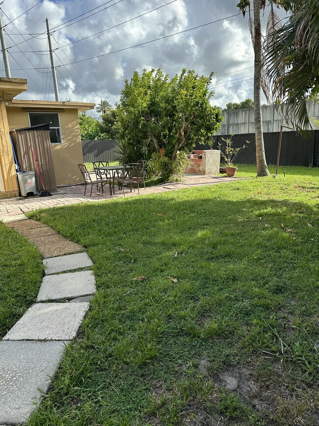 Building Photo - 1091 SW 51st Ave