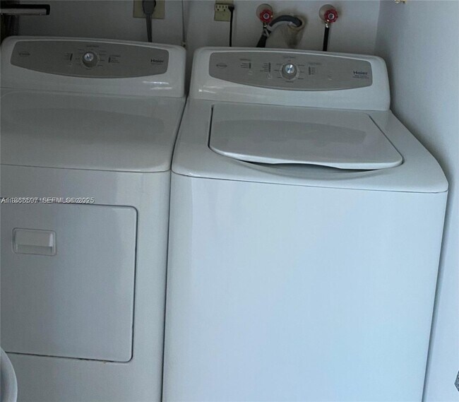 Building Photo - 10407 E Clairmont Cir