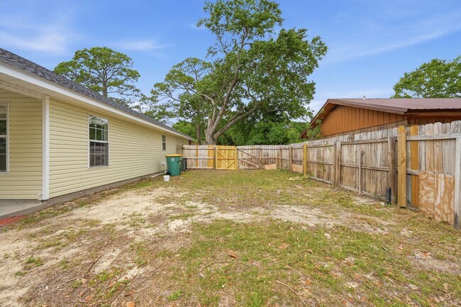 Building Photo - Renovated Home in Niceville!