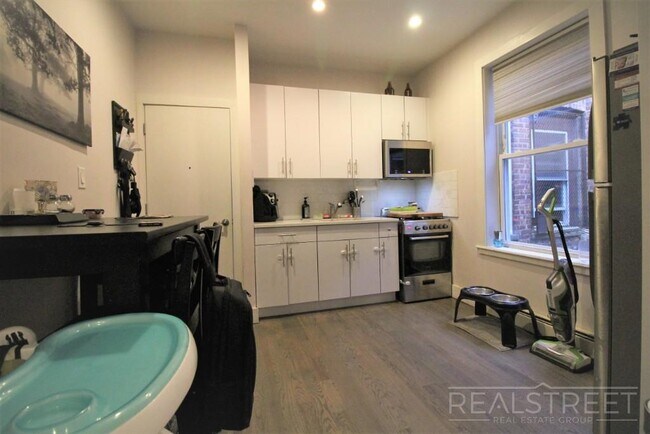 Building Photo - Renovated Spacious 2 BR in Bushwick
