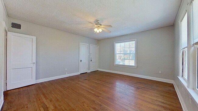 Building Photo - Cozy Upstairs Retreat in Prime San Marco Location!