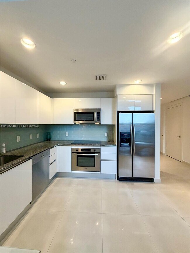 Building Photo - 1050 Brickell Ave