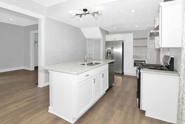 Building Photo - Classic Remodeled Townhome in Windsor Park