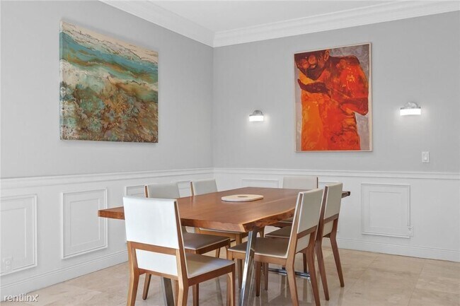 Building Photo - 4 br, 2.5 bath Townhome - 370 NE 7th Ave #...