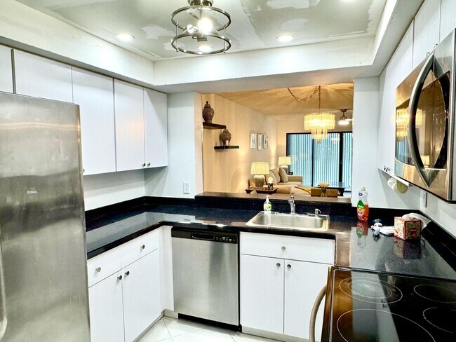 Building Photo - 5121 Oakhill Ln