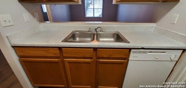 Building Photo - 2-Bed Apartment in the Heart of Universal City