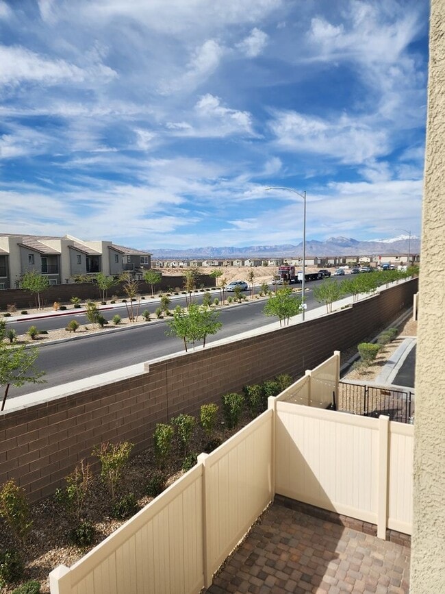 Building Photo - 3 story 3 bed/3 bath townhouse in brand new Watercolor Community