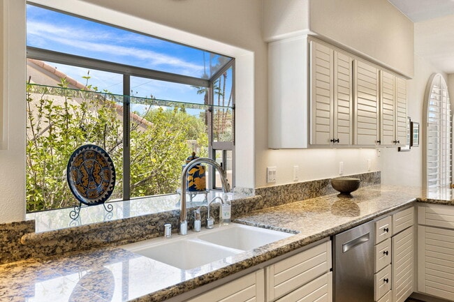 Building Photo - 47210 Heliotrope Dr