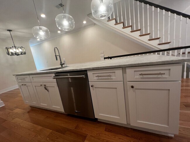 Building Photo - Lavish 5 BR/4 BA Townhome in Petworth!