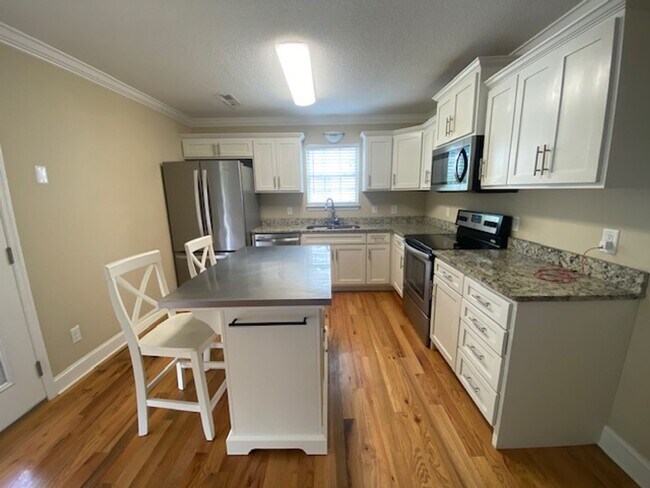 Building Photo - Updated 3 bed 2 bath house