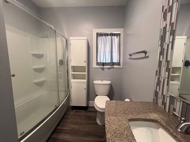 Building Photo - Cute 3 Bedroom home close to medical mile