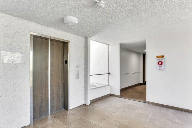 Building Photo - 3050 Rue D’Orleans