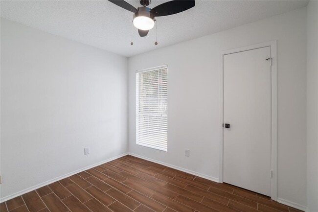Building Photo - 804 Lone Tree Ct