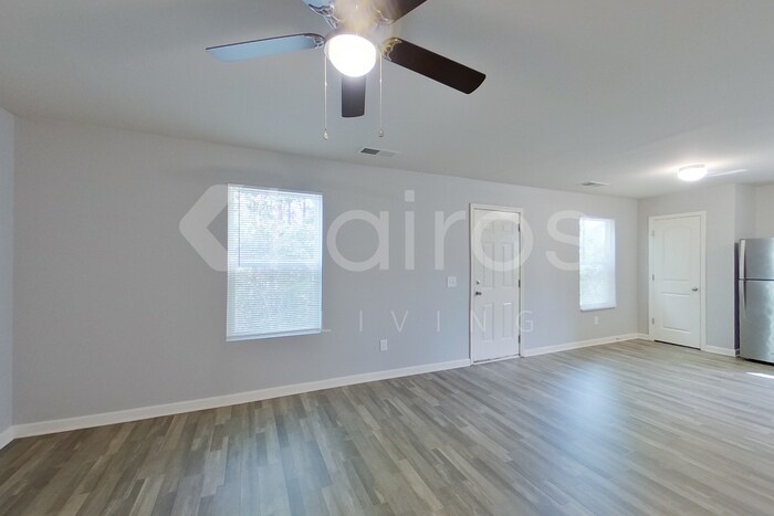 Building Photo - 10 Plymouth Ct