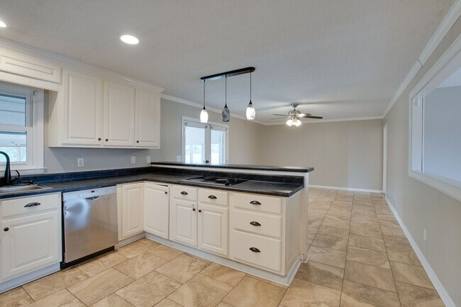 Building Photo - 2107 Edinburgh Dr SW