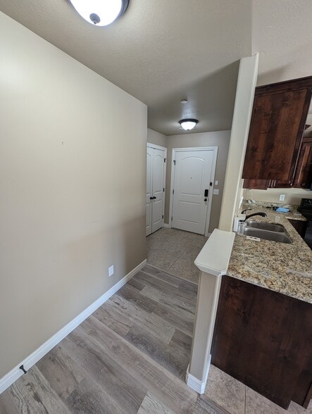 Entry - 909 S Main St