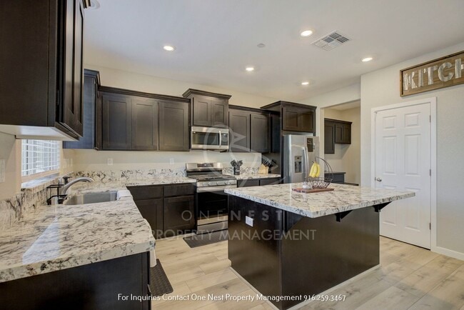 Building Photo - Stunning 4-bedroom, 3-bathroom Home in the heart of Lincoln!