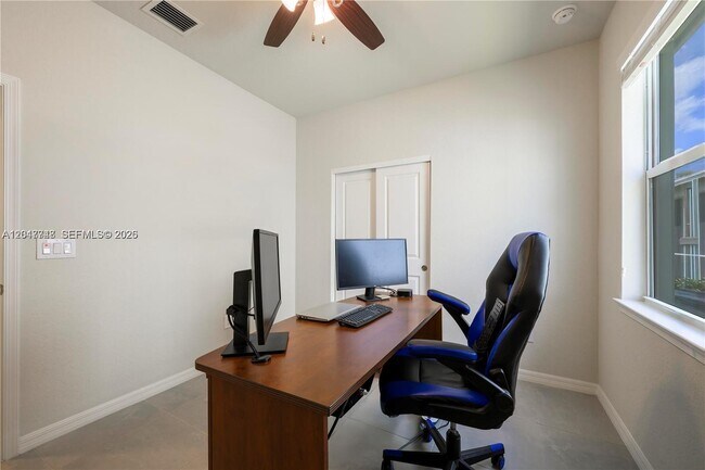 Building Photo - 12300 SW Myrtle Oak Dr