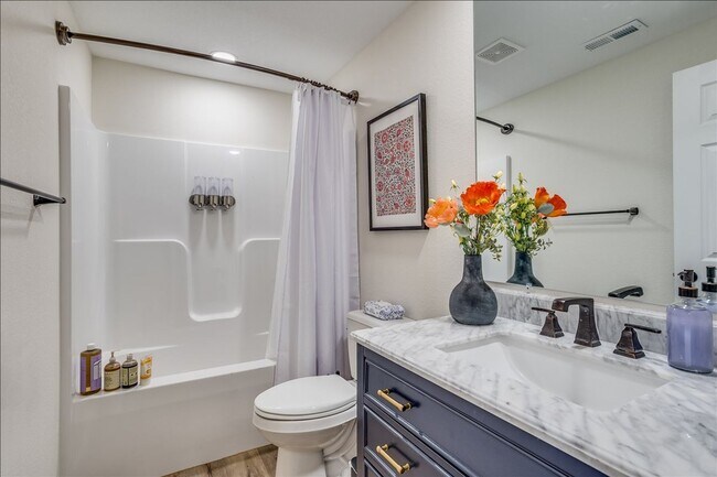 Building Photo - BEAUTIFUL 5 BEDROOM HOME  WITH LAKE VIEW A...