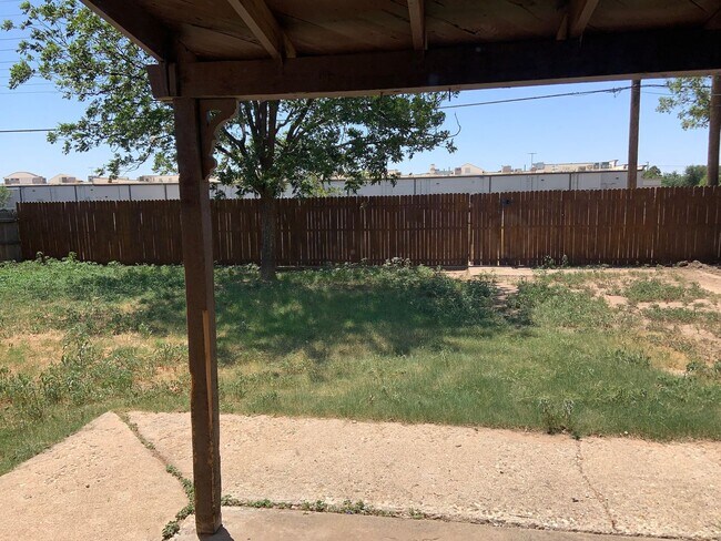 Building Photo - Fabulous home in lovely, convenient neighborhood