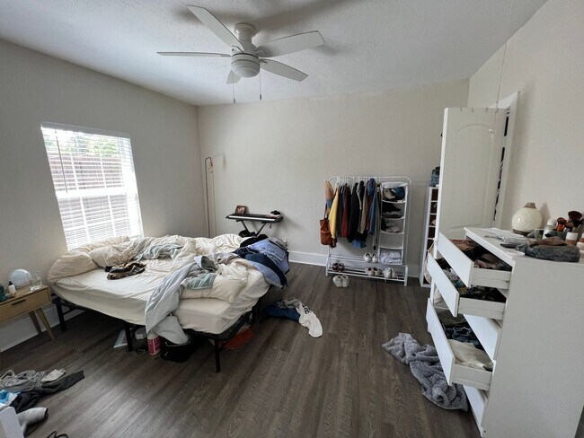 Building Photo - 615 Parkview Ave