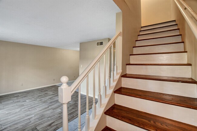 Building Photo - 1706 Longview St