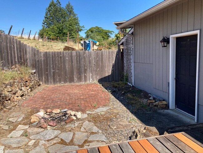 Building Photo - 3 br, 1 bath House - 141 Laguna Ct