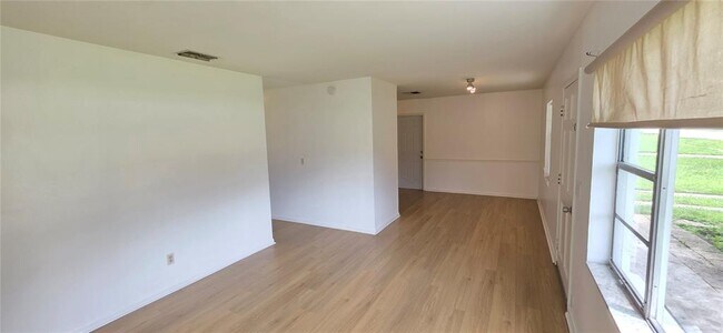 Building Photo - 410 S Oakwood Ave