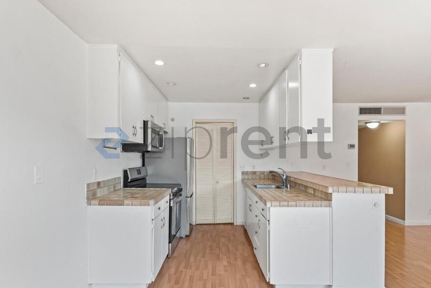 Building Photo - 9085 Alcosta Blvd