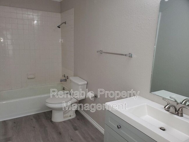 Building Photo - 325 Boulder Ct