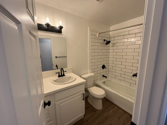 Building Photo - 3 bedroom, 2.5 bathroom home in the heart of Elk Grove