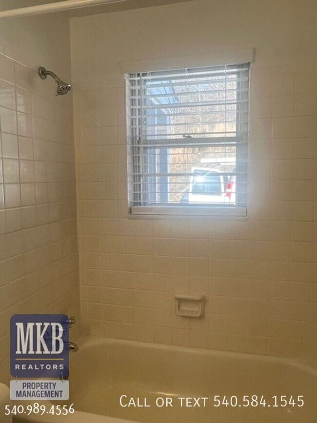 Building Photo - 6221 Shady Acres Dr