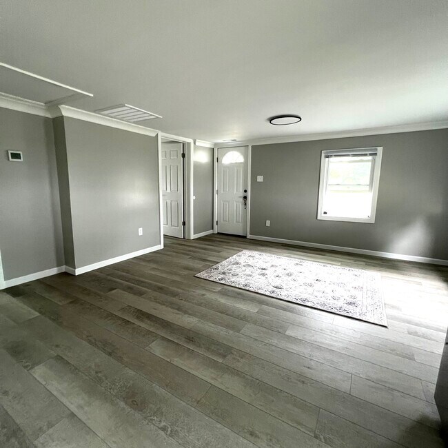 Building Photo - 510 S Sycamore St