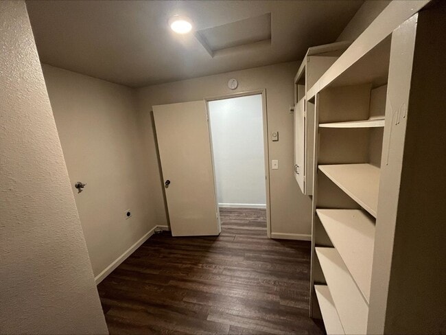 Building Photo - Move in apartment in quiet complex