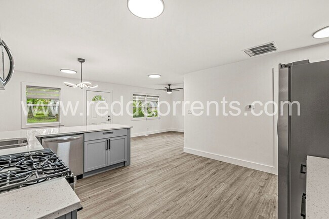 Building Photo - Stylish 3-Bed, 2-Bath Home Minutes from Do...