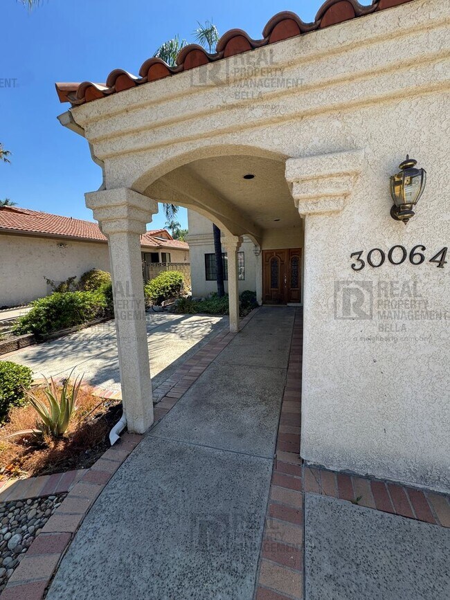 Building Photo - Waterfront Living in Canyon Lake!