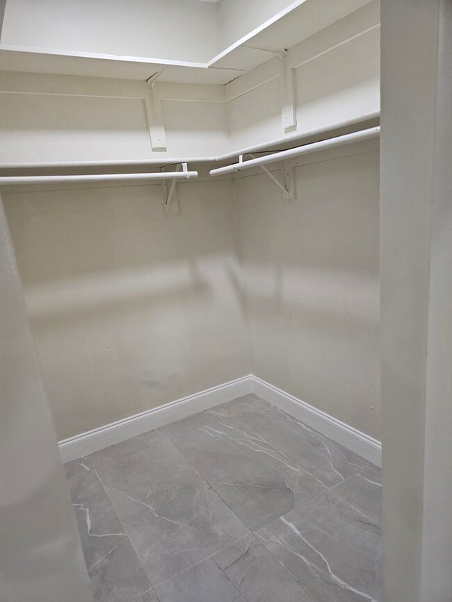 Building Photo - Beautifully Renovated 3BR/2BA Townhome in ...