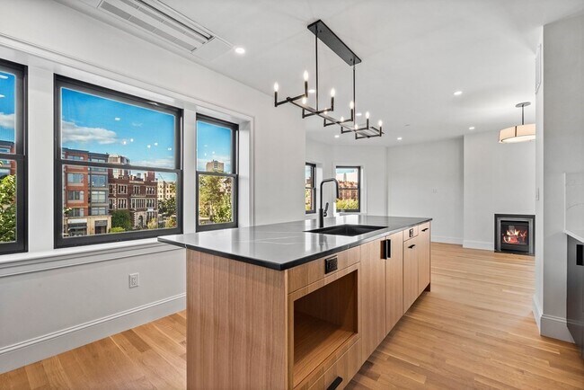 Building Photo - 903 Beacon St