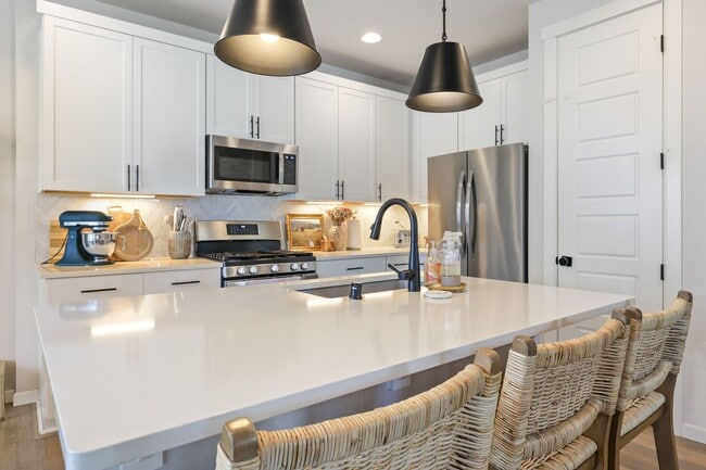 Building Photo - Spacious & Stylish 4-Bedroom A/C Townhome!